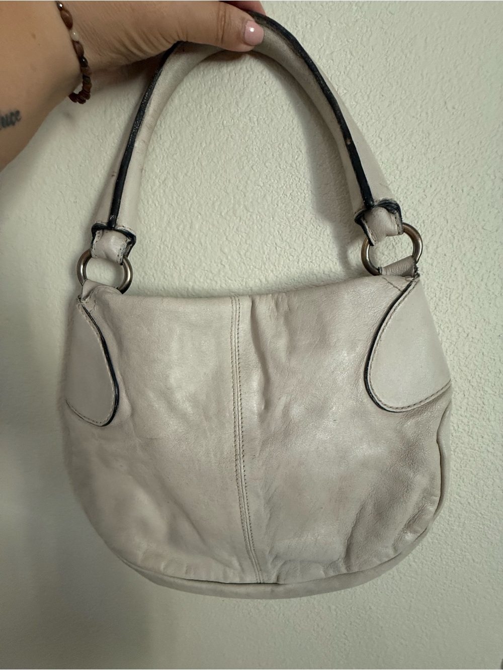 Salvatore Ferragamo Cream Leather Shoulder Bag with Ring Closure - Picture 3 of 9